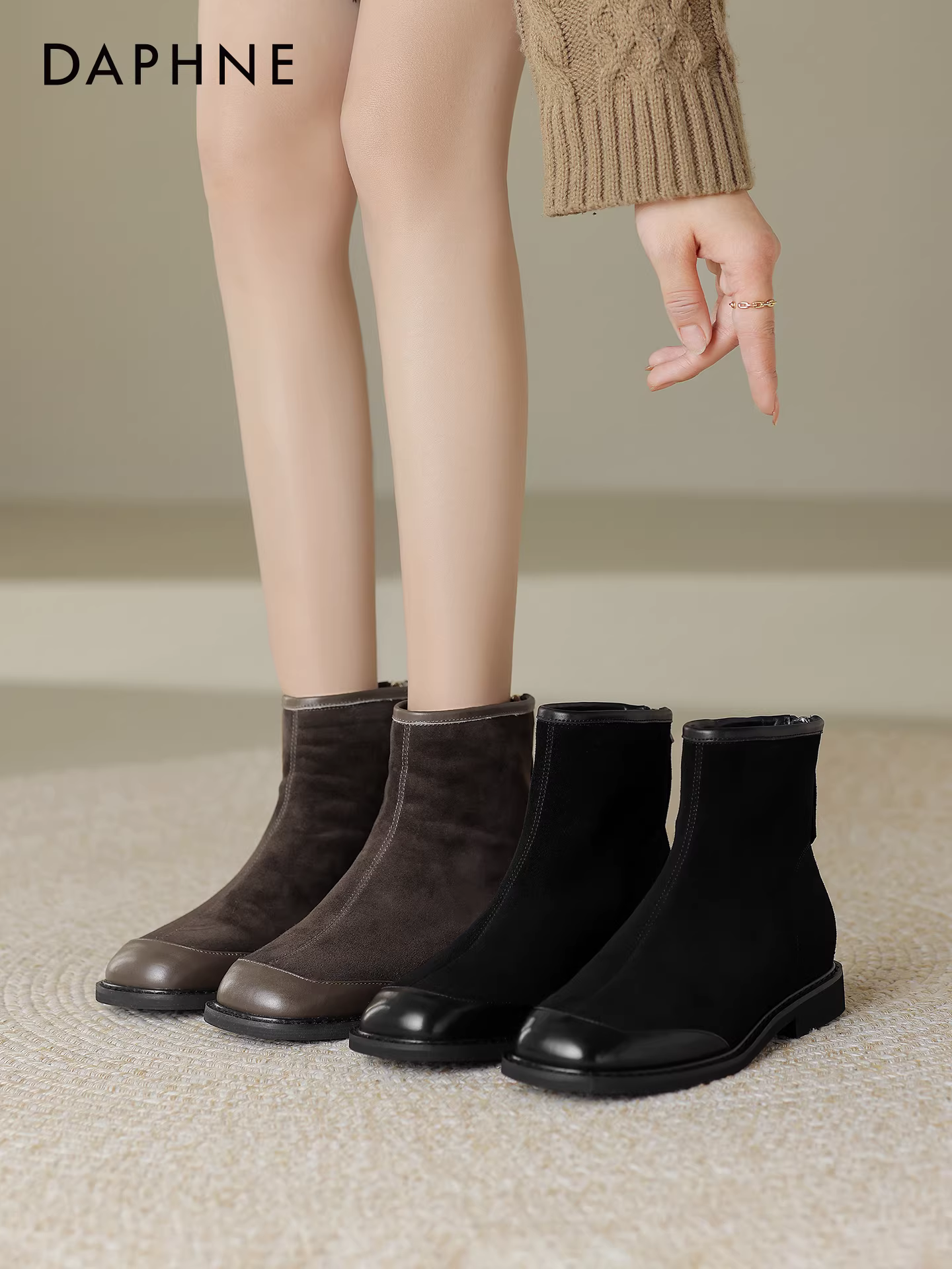Giày bốt ngắn Daphne kiểu retro dành cho nữ, mẫu mới thu đông 2025, lót lông mềm mại, phối da lộn, kiểu dáng ôm sát, đế bằng, thoải mái, kiểu Martin.