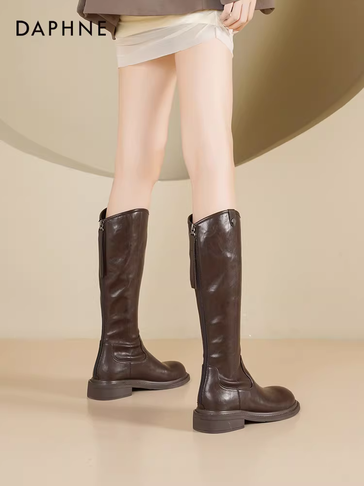 Giày bốt cao cổ Daphne kiểu V dành cho nữ, mẫu mới thu đông 2025, màu nâu, kiểu cổ điển, phong cách cưỡi ngựa