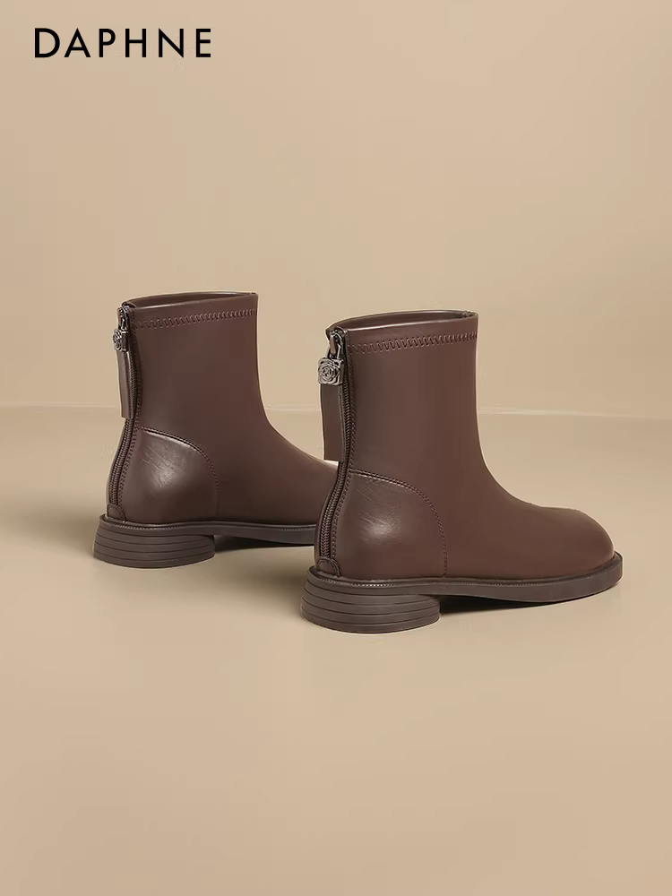 Giày bốt ngắn lót lông Daphne dành cho nữ mùa thu đông 2025, màu đen, kiểu dáng ôm sát, mũi vuông, chất liệu da mềm, kiểu Martin.