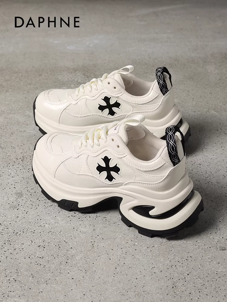 Giày thể thao đế dày Daphne dành cho nữ mùa xuân 2026 mới, đế mềm, tăng chiều cao, họa tiết chéo, kiểu dáng thường ngày