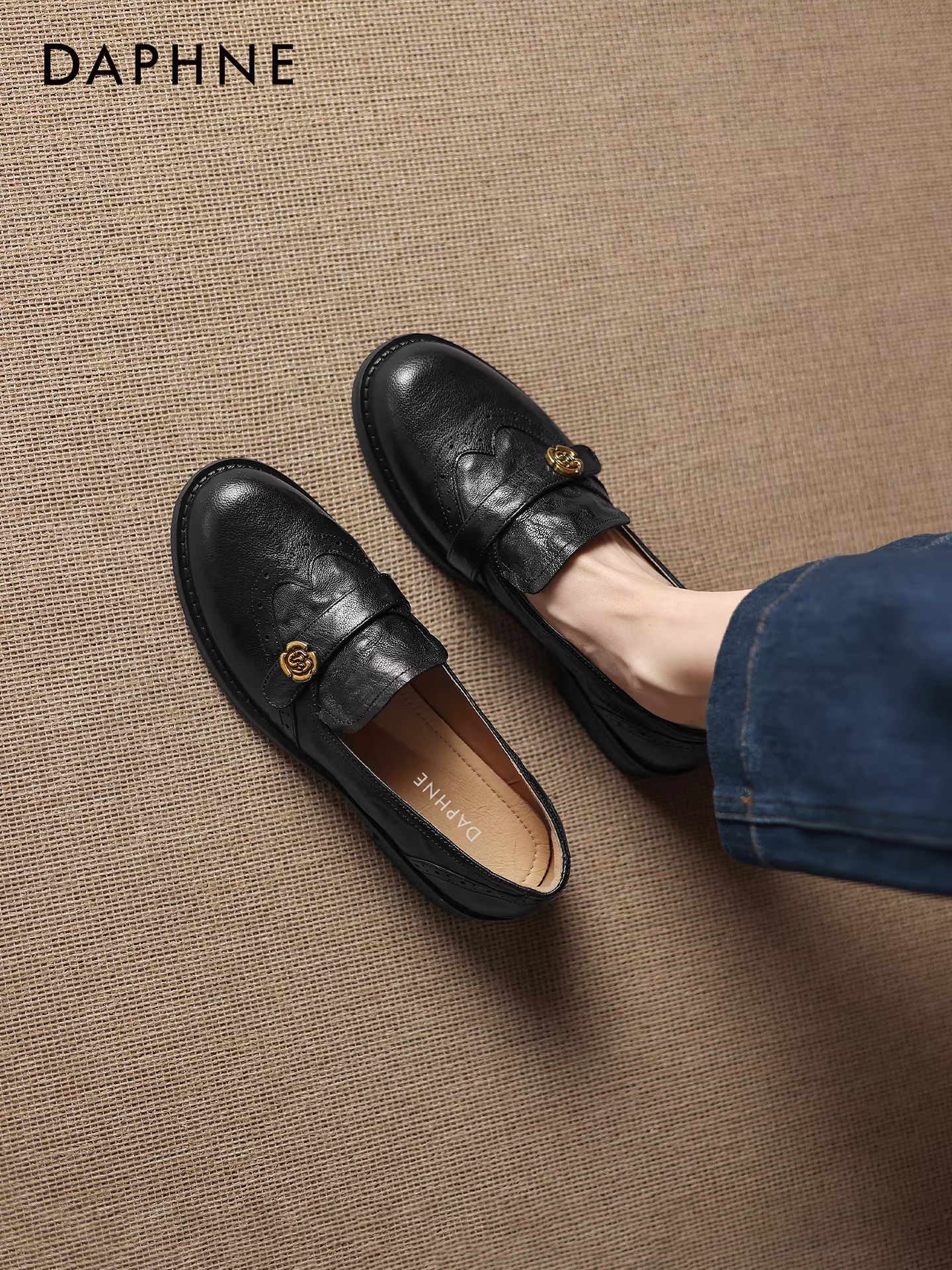 Giày Loafer Da Cừu Daphne Nữ Thu Đông 2025 Mẫu Mới Hoa Trà Màu Đen Da Bóng Dễ Mang Đi Làm