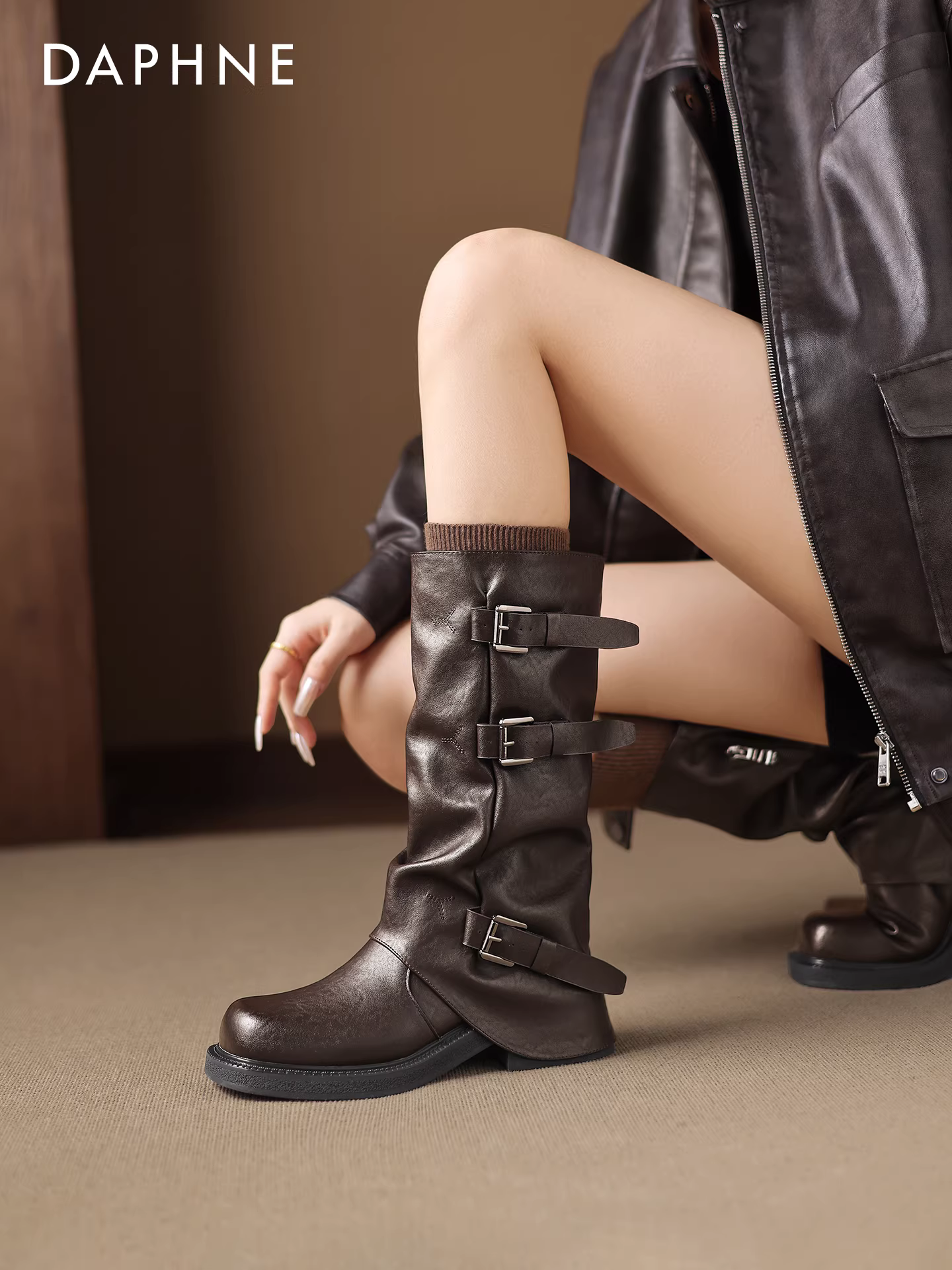Giày bốt nữ Daphne màu nâu, kiểu dáng mới mùa đông 2025, lót lông cừu, cao đến giữa bắp chân, kiểu cao bồi miền Tây, kiểu đi cưỡi ngựa