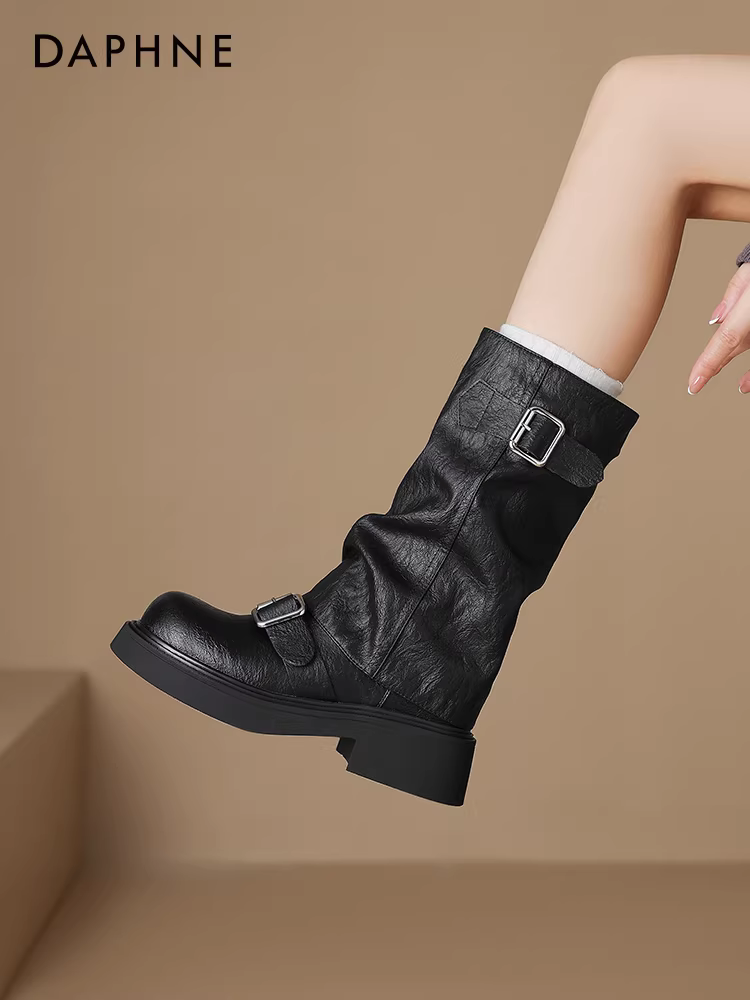 Giày bốt cổ ngắn lót lông cừu màu đen của Daphne dành cho nữ 2025 Giày bốt dài đến giữa bắp chân mùa đông mới Giày bốt nữ đế dày Giày bốt quần dài Giày bốt cưỡi ngựa