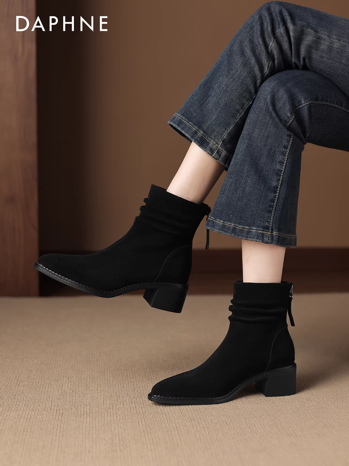 Giày bốt mũi nhọn ngắn Daphne dành cho nữ, giày bốt da lộn dáng xuông mùa đông 2025 mới, giày bốt Martin gót dày, giày bốt ôm sát chân.