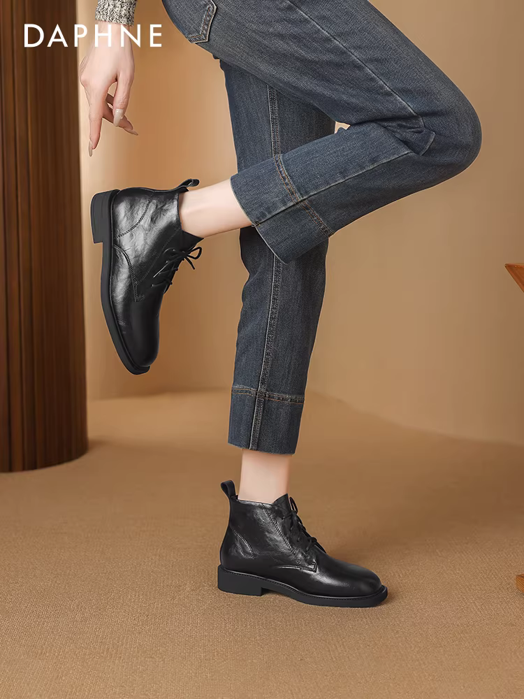 Giày bốt đen Daphne nữ 2025 kiểu Anh mới, giày bốt Martin đa năng, gót dày, bốt ngắn thời trang, giày bốt thon gọn