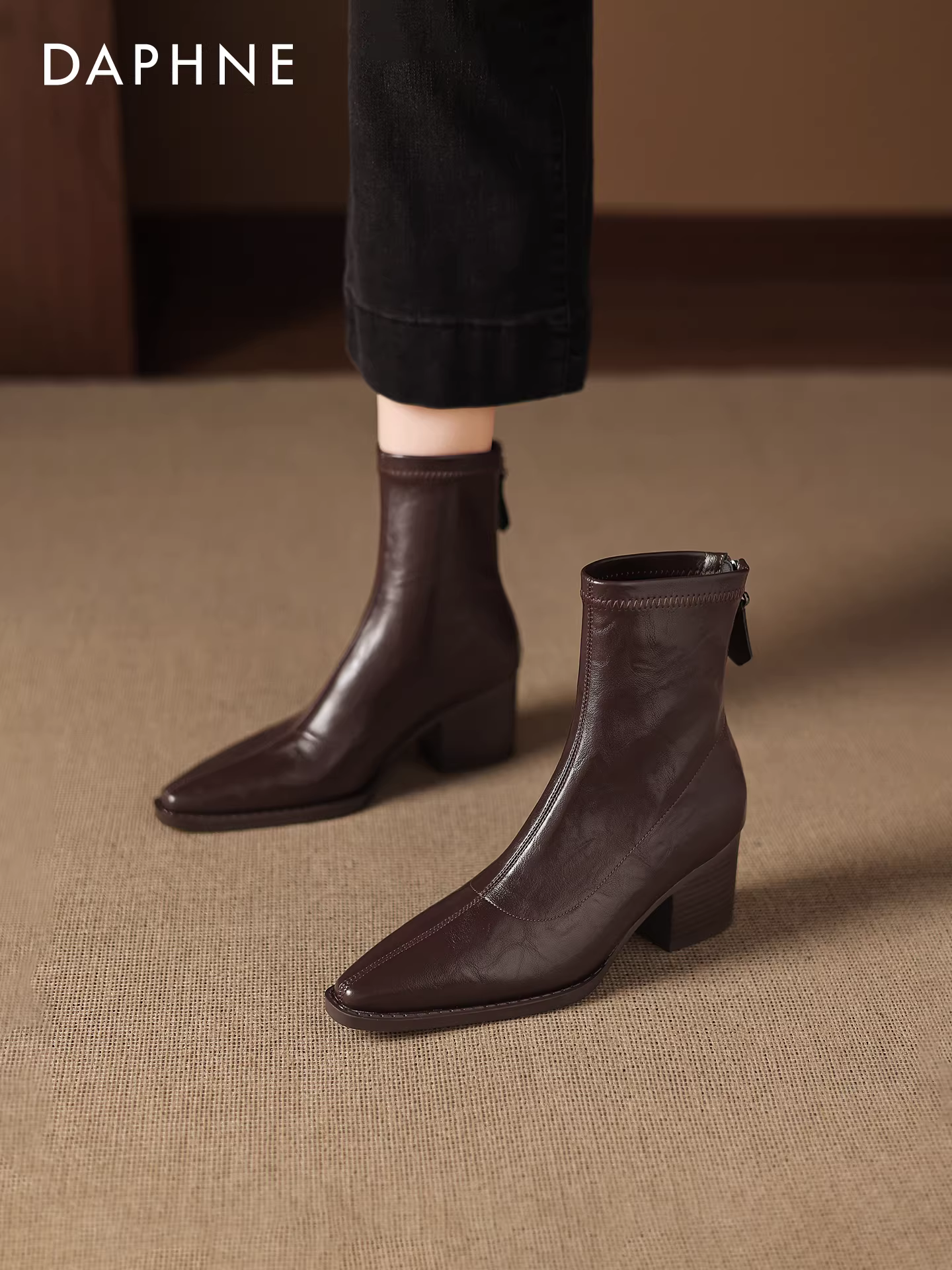 Giày bốt cao gót mũi nhọn Daphne dành cho nữ, mẫu mới thu 2025, màu đen, gót thô, kiểu retro Pháp, ôm chân, giày cao gót