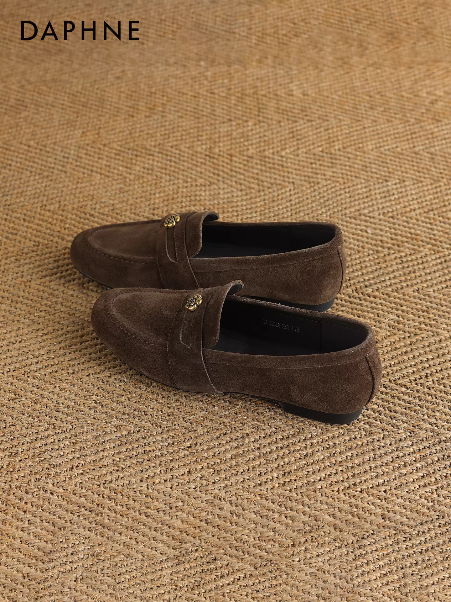 Giày lười nữ Daphne màu nâu, kiểu mới mùa đông 2025, phong cách cổ điển sang trọng, giày lười không dây, giày da đi làm.