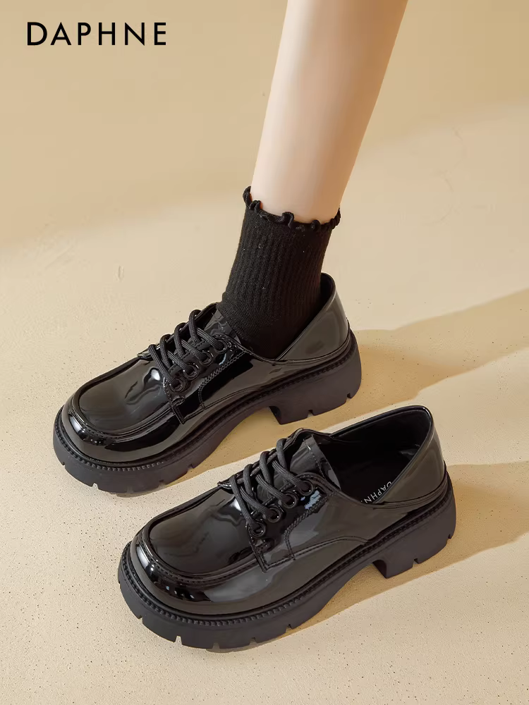 Giày Loafer đen Daphne nữ 2025 kiểu Anh mới mùa thu đế dày, giày da nhỏ cổ sâu đi làm, giày đơn giản phong cách JK