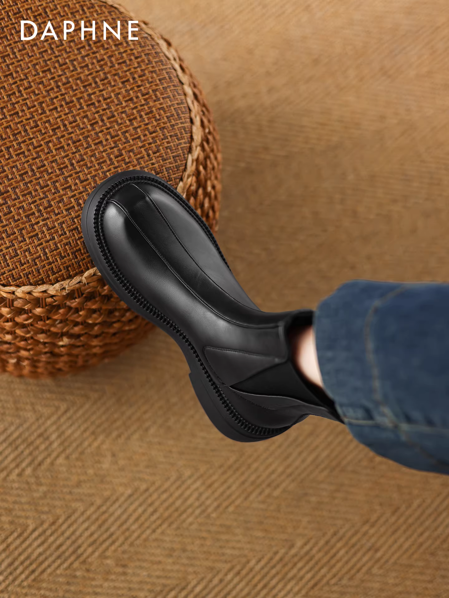 Giày bốt ngắn màu đen Daphne dành cho nữ 2025, kiểu Chelsea lót lông mùa đông mới, đế dày, chất liệu da ống khói, kiểu Martin.