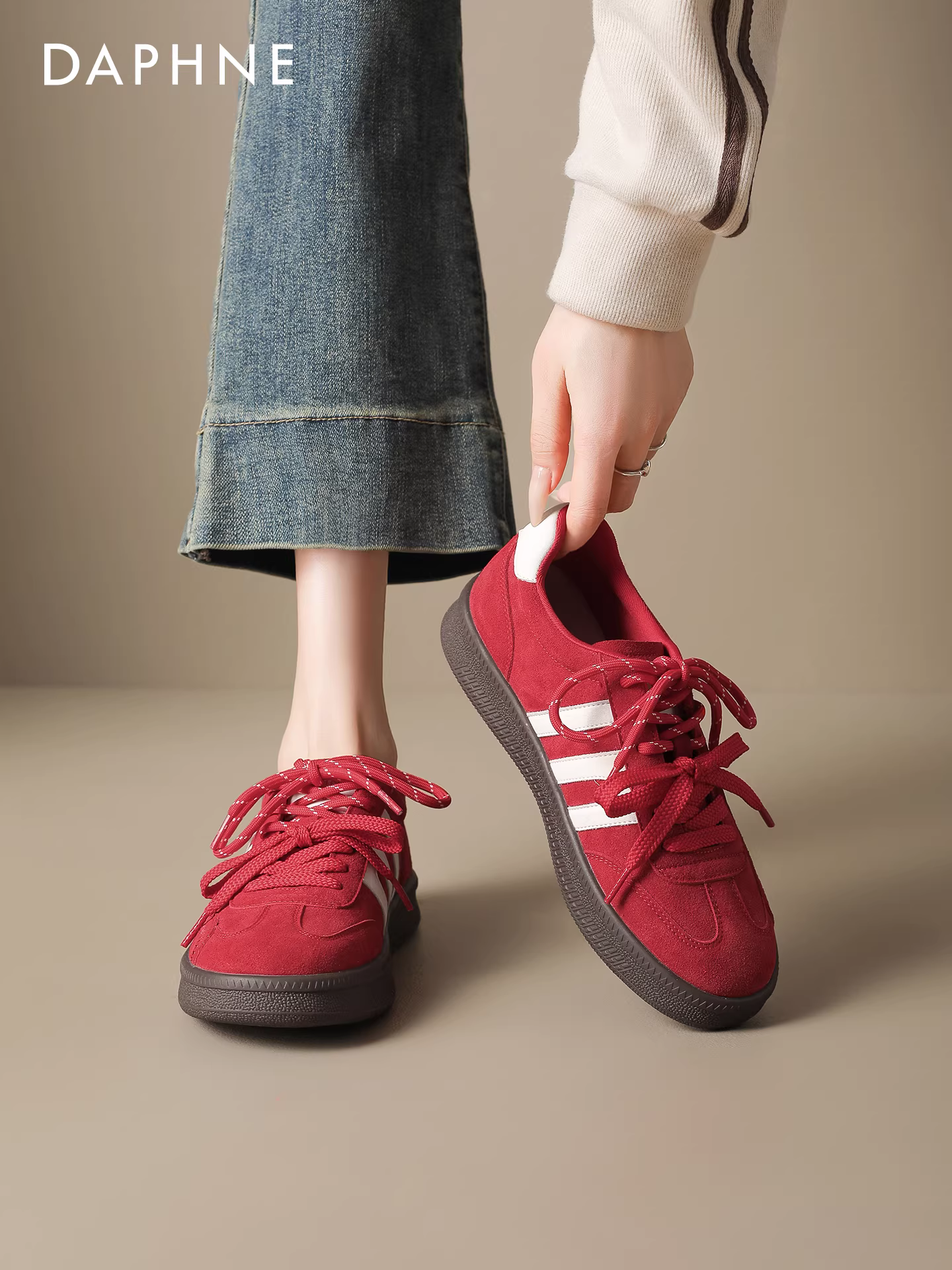 Giày thể thao Daphne màu xám nhạt, kiểu dáng cổ điển mới năm 2025, rất hấp dẫn, dành cho nữ, mùa thu đông, có lớp lót lông cừu.