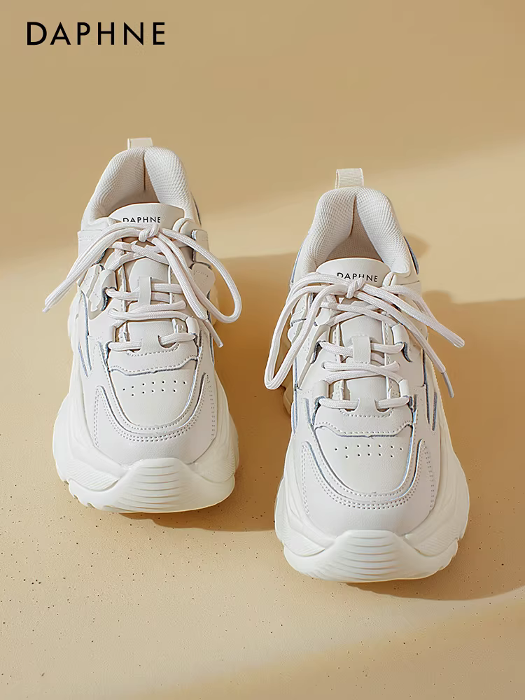 Giày thể thao da Daphne dành cho nữ, tăng chiều cao, mẫu mới thu đông 2025, đa năng, đế dày, màu trắng, phong cách thể thao giản dị.