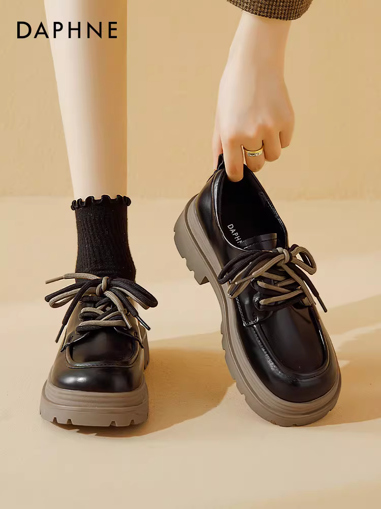 Giày lười đế dày Daphne dành cho nữ, phổ biến khi đi làm, kiểu mới hè 2025, giày da đen gót thô phong cách Anh.