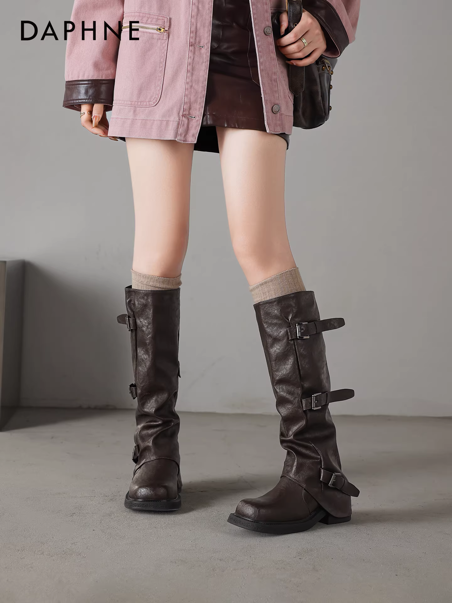 Giày bốt Daphne nữ mùa thu đông 2025 kiểu mới, bốt cao cổ đế dày, bốt cưỡi ngựa cao cổ kiểu Melard, ống quần xếp ly