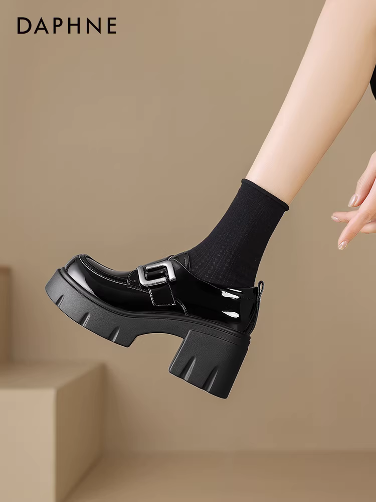 Giày lười đế dày kiểu Anh Daphne dành cho nữ, mẫu mới thu đông 2025, tăng chiều cao, gót dày, đa năng, chất liệu da đen