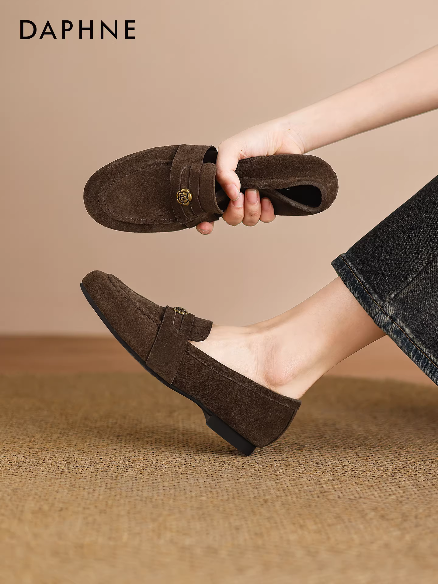 Giày lười nữ Daphne màu nâu, kiểu mới mùa đông 2025, phong cách cổ điển sang trọng, giày lười không dây, giày da đi làm.