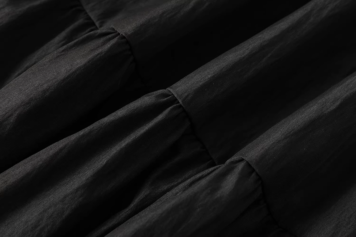 Phong cách nhẹ nhàng, chân váy đen đa năng, phong cách mới mùa hè dành cho nữ, váy xếp tầng chữ A thon gọn eo