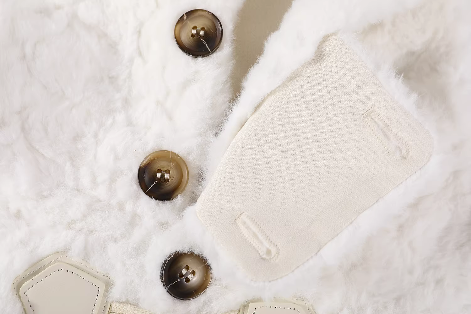 Áo khoác len cừu dài vừa phải kiểu Hàn Quốc có nút cài có mũ trùm đầu lót lông cừu màu trắng dành cho nữ, mùa thu đông, cao cấp và siêu phong cách.