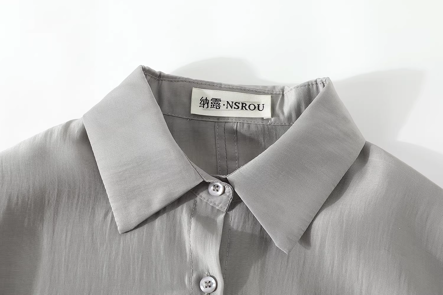 Bộ đồ hai mảnh gồm áo sơ mi màu xám và váy yếm dành cho nữ, kiểu dáng xuân thu mới, áo chống nắng phong cách giản dị độc đáo, bộ đầm đẹp