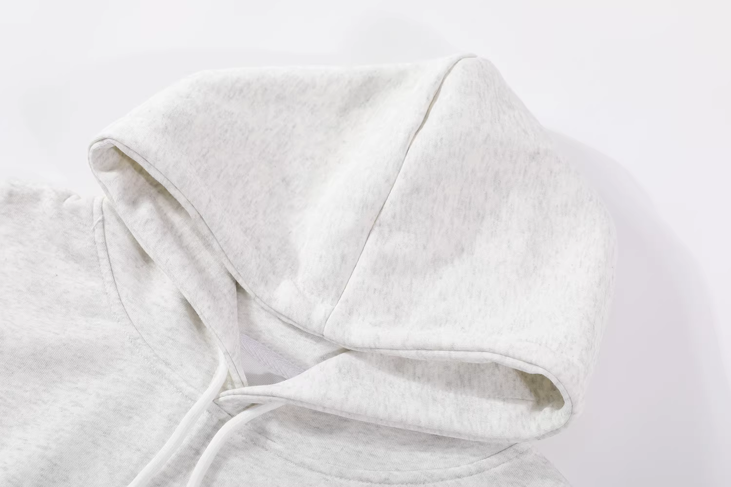 Áo khoác nỉ có mũ kiểu Mỹ, áo dày dài tay tôn dáng cho nữ, kiểu dáng mới phổ biến mùa thu 2025.