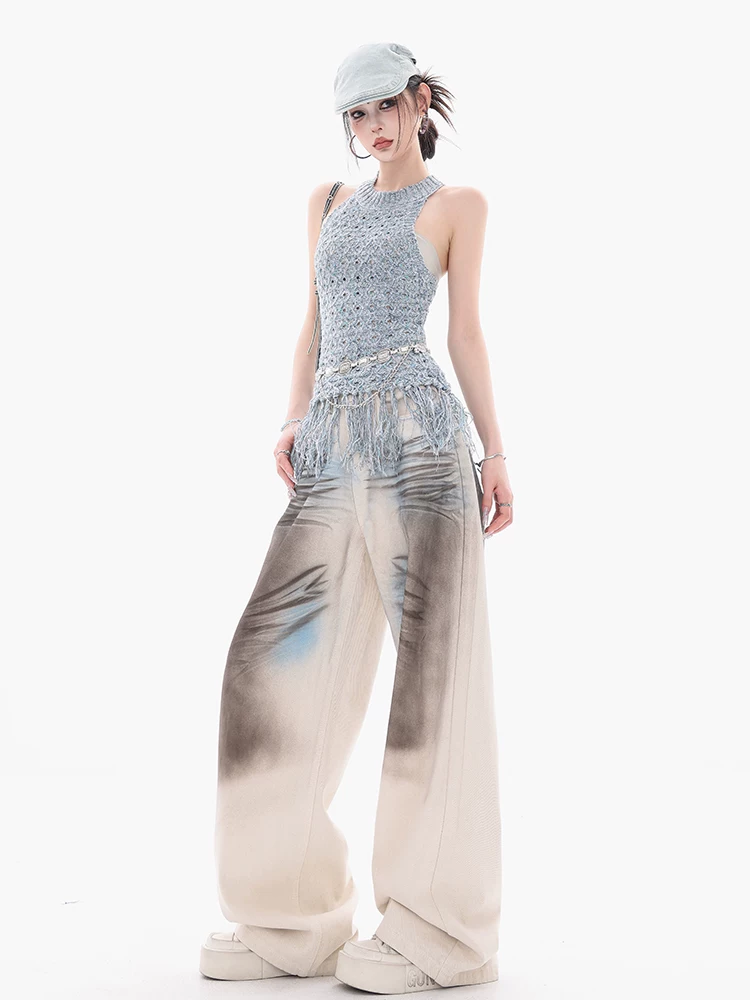 ABWEAR ra mắt - quần jeans nhuộm tie-dye dày dặn, chất liệu bền chắc dành cho nữ, kiểu dáng rộng rãi và thoải mái, quần ống rộng thẳng.