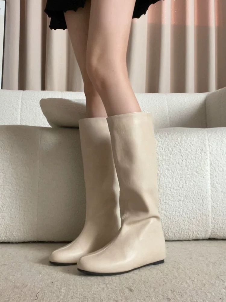Phiên bản da bò ~ Giày bốt dài phong cách tối giản tăng chiều cao dành cho nữ, màu đào dịu dàng kiểu Pháp, giày bốt cưỡi ngựa làm thon gọn bằng da thật tăng chiều cao