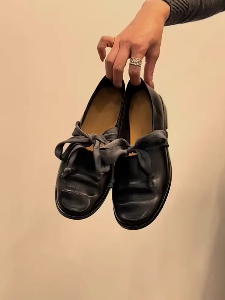 Phiên bản da cừu ~ giày lười có nơ cổ điển dành cho nữ, giày da kiểu Anh, giày đơn màu đen độc đáo mang phong cách nghệ thuật