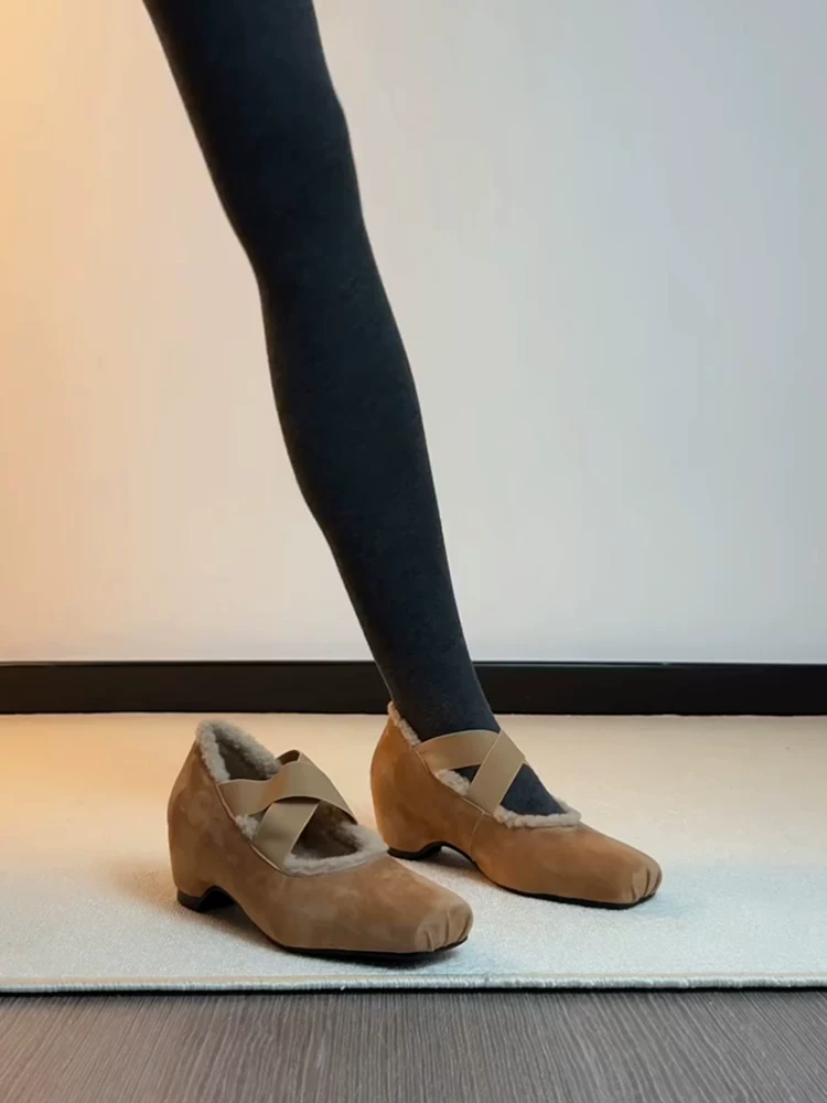 Phiên bản da cừu ~ Giày đơn quai ngang mũi vuông bằng da lộn kiểu Pháp có lót lông cừu dành cho nữ với độ tăng chiều cao ẩn, giày kiểu Mary Jane thanh lịch theo phong cách múa ba lê