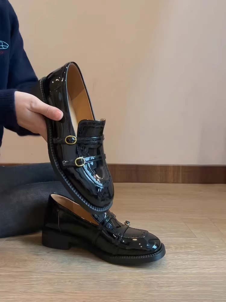 Phiên bản da cừu ~ Giày đế thấp có khóa da chạm khắc dành cho nữ, giày da nhỏ mũi tròn phong cách Anh, giày lười da thật