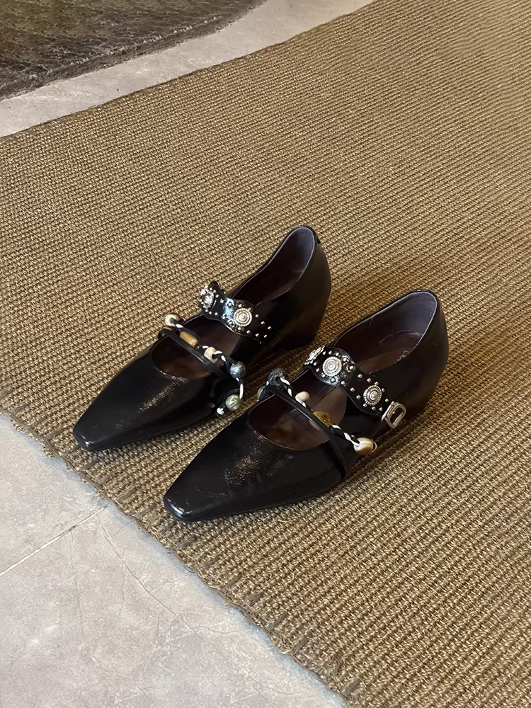 Phiên bản da cừu ~ Giày Mary Jane tăng chiều cao kiểu boho, thiết kế đinh tán độc đáo, mũi vuông, quai đơn dành cho nữ.