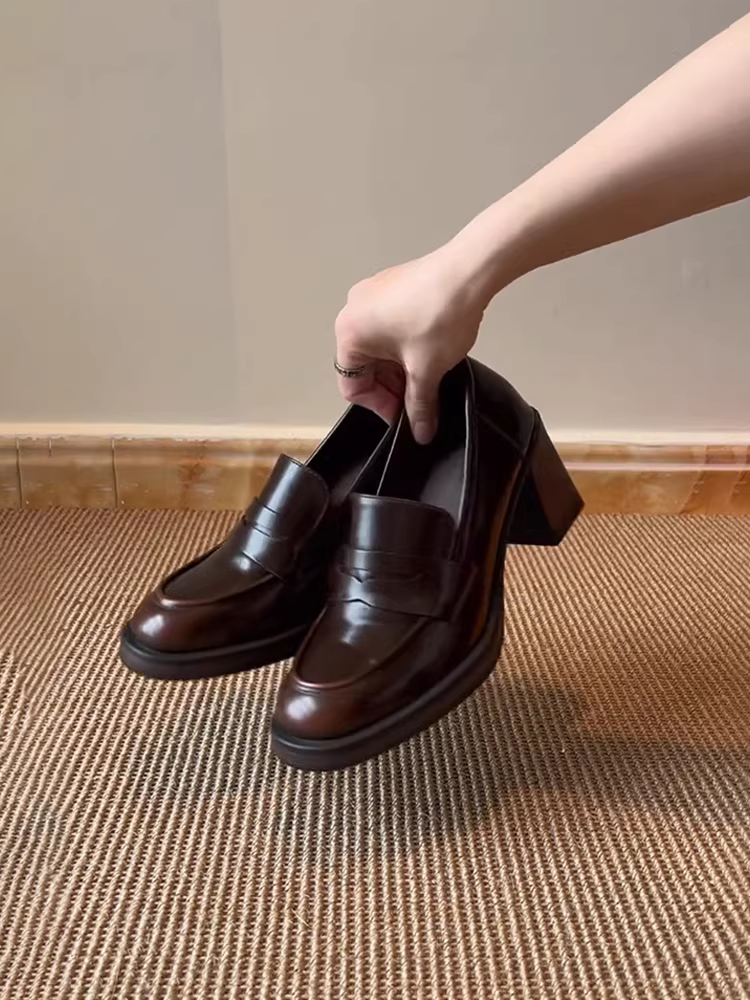 Phiên bản da bò~ Giày da đế dày kiểu Anh thời trang, kiểu dáng tròn mũi, giày da nhỏ, kiểu dáng cổ điển, gót dày, giày đơn, giày lười da thật