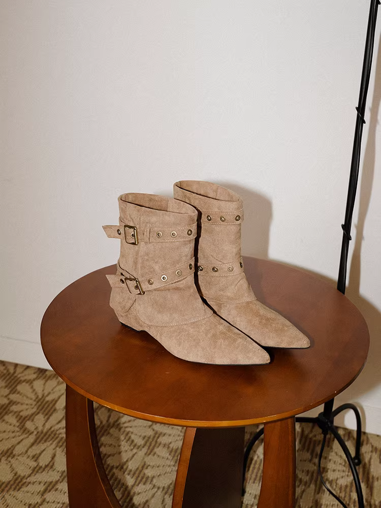 Pear Xiaoqi~ Giày bốt thường ngày thời trang thu đông mới dành cho nữ với mũi nhọn, khóa thắt lưng sành điệu, giày bốt kiểu phương Tây gót thấp