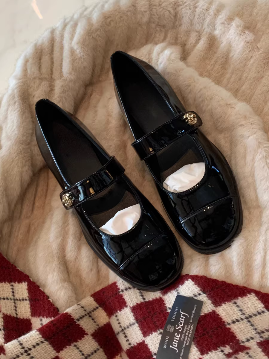 Phiên bản da cừu ~ Giày Mary Jane kiểu Chanel dành cho nữ, giày đế bằng kiểu cổ điển Pháp, quai đơn, gót dày và chất liệu da bóng.