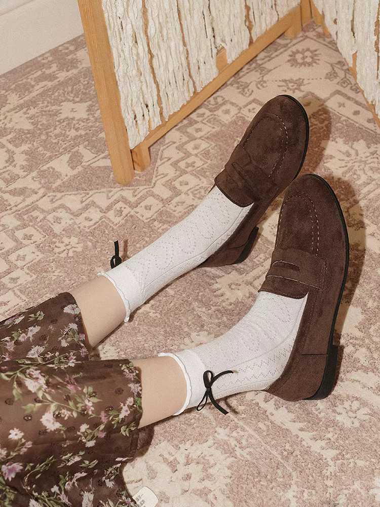 Pear Xiaoqi~ Giày lười da lộn phong cách Anh cho nữ, giày đi làm có gót dày, kiểu dáng đơn giản và thời trang.