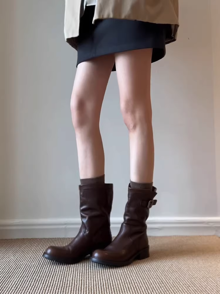 Phiên bản da cừu ~ Giày bốt cao đến giữa bắp chân màu nâu thời trang và tôn dáng mùa thu đông dành cho nữ có khóa thắt lưng, mũi tròn, kiểu Anh Giày bốt Martin