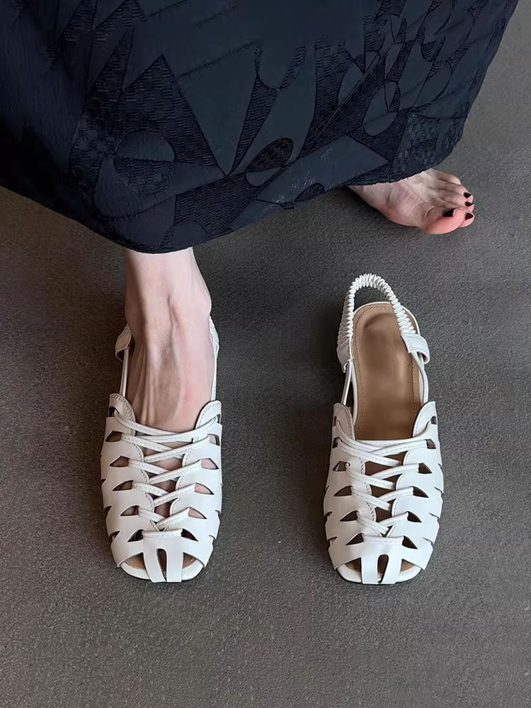 Phiên bản da cừu ~ Dép mùa hè thoáng khí, đế bằng, mũi vuông, có dây đeo phía sau, kiểu giày lồng heo, mũi kín, kiểu La Mã dành cho nữ