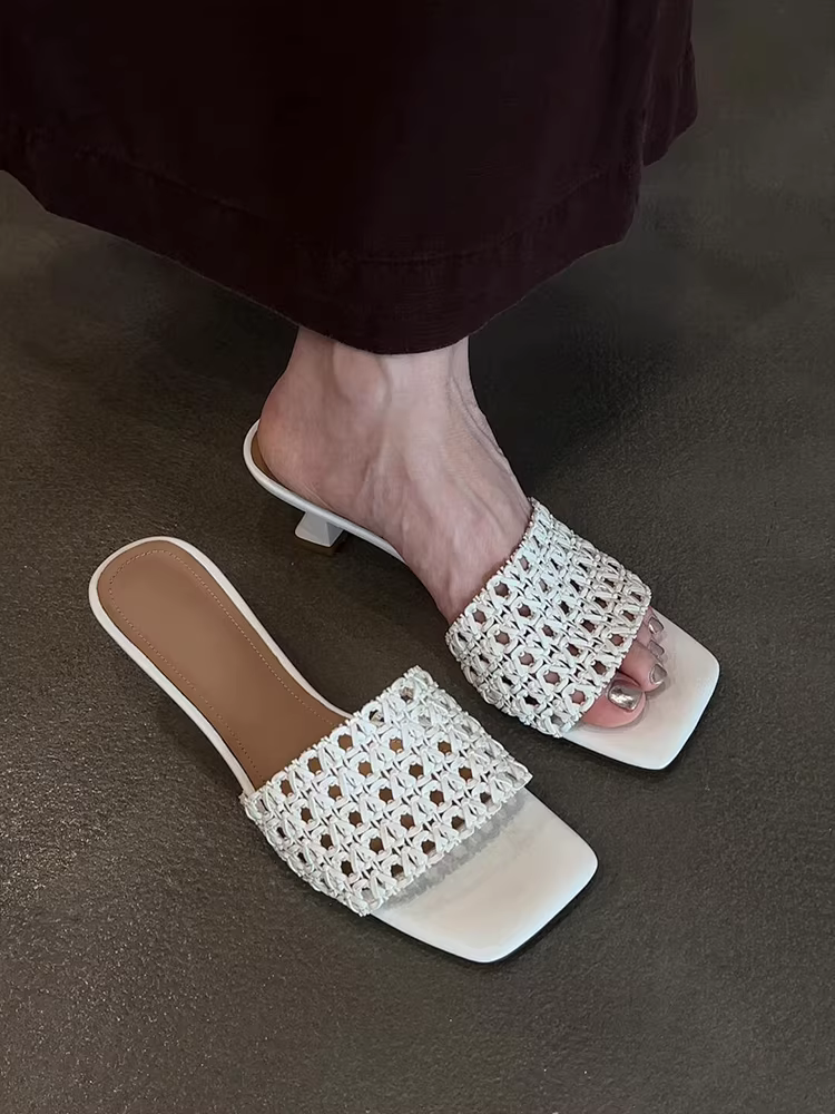 Phiên bản da cừu ~ Dép dệt rỗng kiểu Pháp nhẹ nhàng dành cho nữ, mặc ngoài trời mùa hè, mũi vuông, hở mũi, giày cao gót da thật gợi cảm