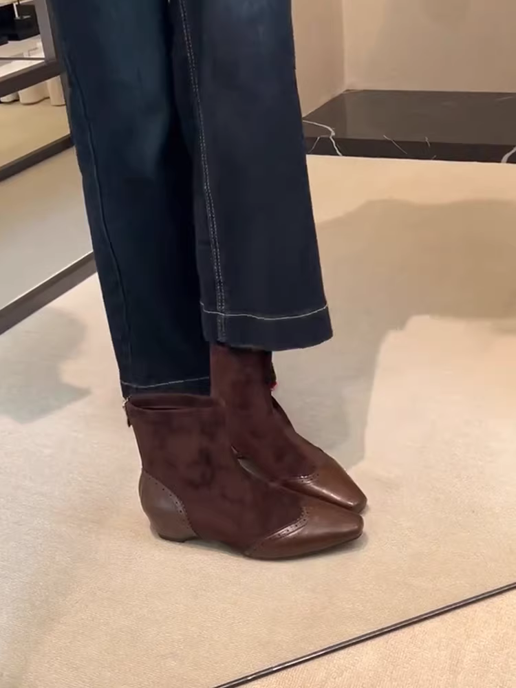 Phiên bản da bò ~ Giày bốt ngắn có khóa kéo phía sau bằng da lộn có tác dụng giảm béo dành cho nữ với chiều cao ẩn tăng, giày bốt thon gọn có dây thun mũi vuông kiểu brogue