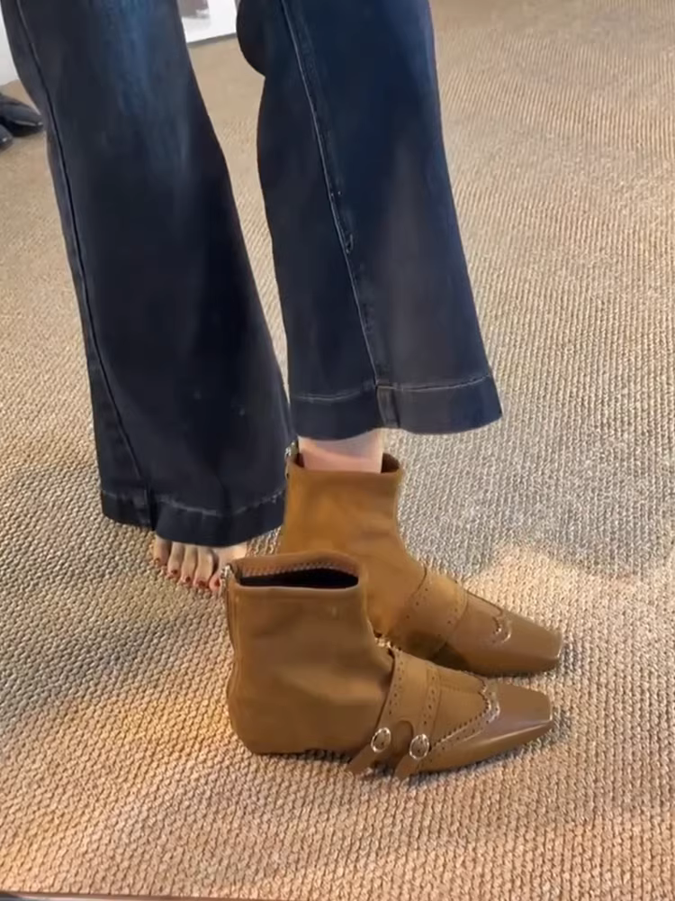 Phiên bản da bò ~ Giày bốt ngắn mũi vuông chạm khắc kiểu Brogue dành cho nữ, da thật có khóa thắt lưng và khóa kéo phía sau, kiểu dáng ôm sát.
