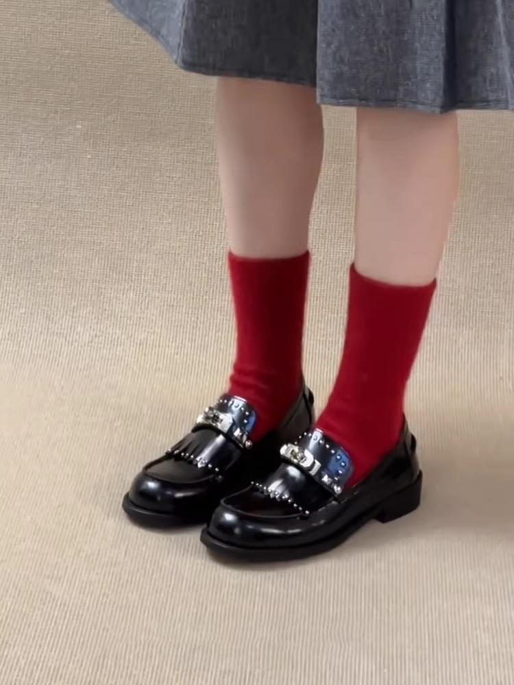 Phiên bản da cừu ~ Giày lười kiểu Anh mới dành cho nữ với khóa kim loại, đinh tán, tua rua, giày da đế thấp kiểu slip-on