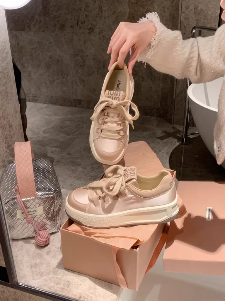Giày satin mũi tròn, đế dày, buộc dây, nhẹ, tăng chiều cao, giày thể thao thông thường dành cho nữ, giày trắng đa năng cho mùa xuân và mùa thu.