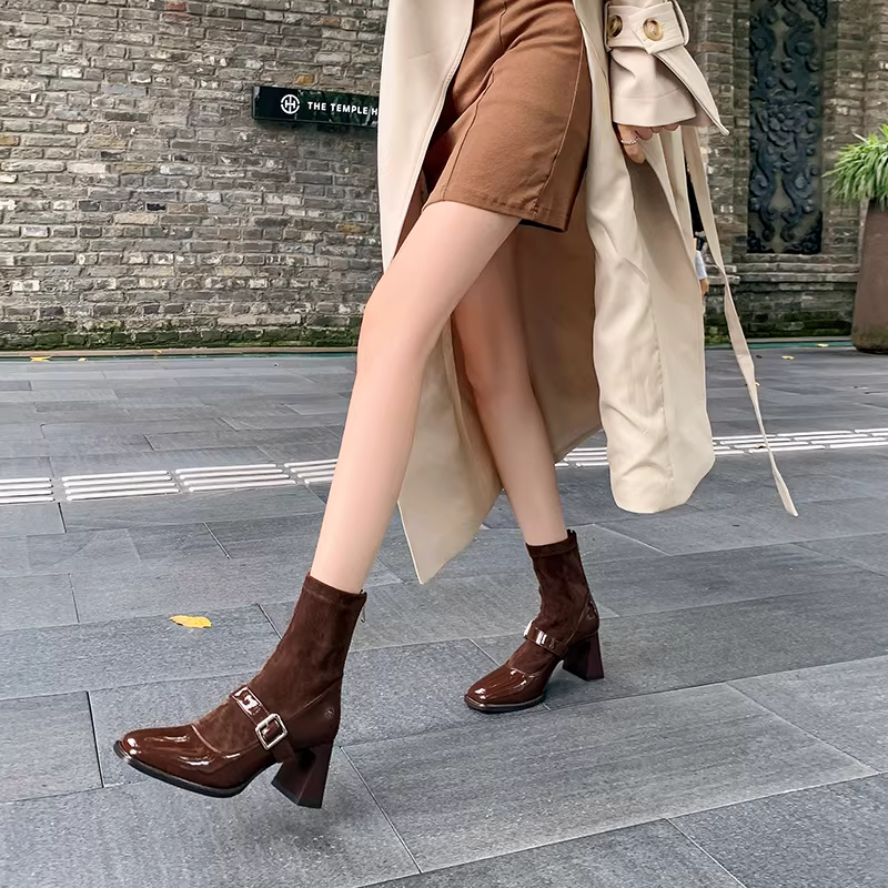 Pear Xiaoqi~ Giày bốt cao gót kiểu Pháp dành cho nữ, bốt da bóng màu đen, gót dày, bốt ngắn kiểu Mary Jane mũi vuông cổ điển.