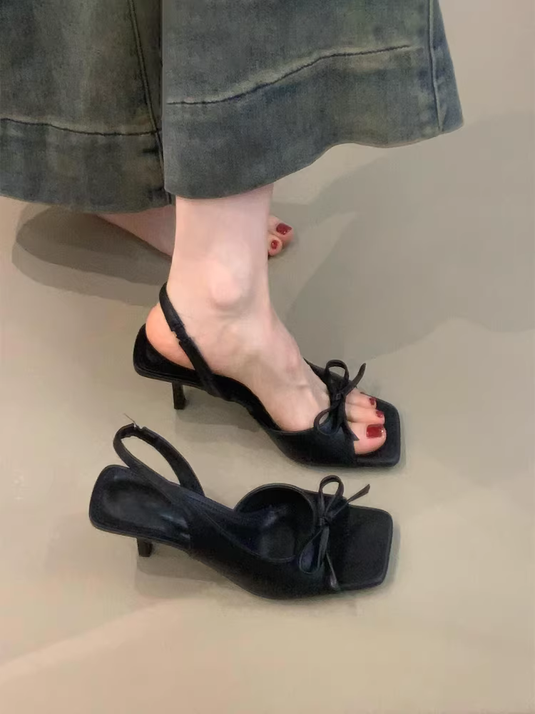 Phiên bản da cừu ~ Giày cao gót có dây đeo sau kiểu nơ mới dành cho nữ, áo khoác ngoài mùa hè, dây đeo đơn, dép hở mũi vuông thanh lịch