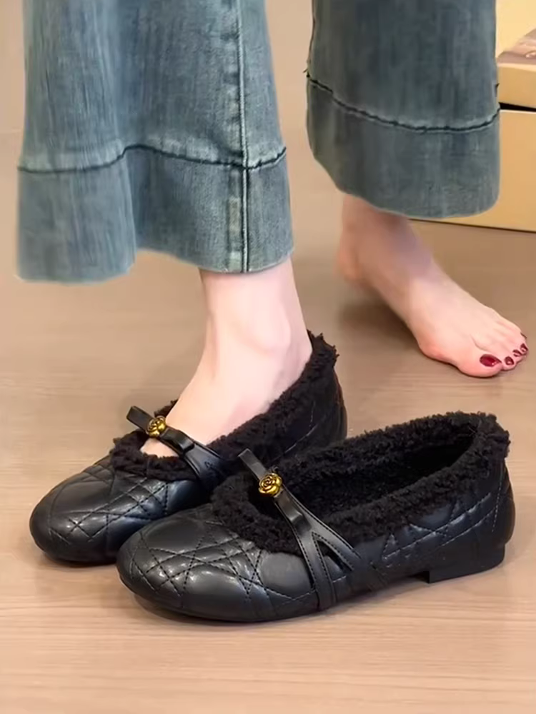 Phiên bản da cừu ~ Giày Mary Jane kiểu Chanel có hoa trà, giày đế bằng lót lông màu đen thoải mái đa năng dành cho nữ