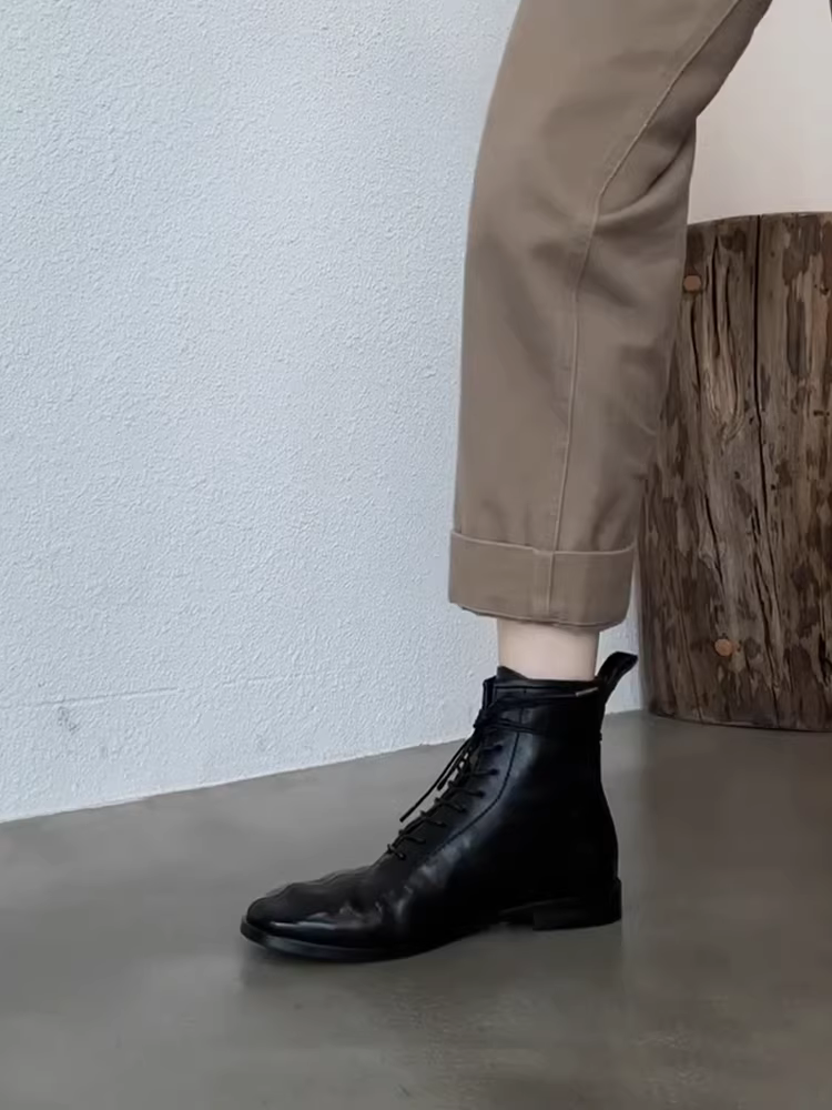 Phiên bản da bò ~ Giày bốt Martin kiểu dáng mỏng nhẹ, cá tính và sành điệu dành cho nữ, phong cách retro Anh quốc, chất liệu da thật, kiểu buộc dây, mũi tròn, kiểu dáng bốt đi xe máy