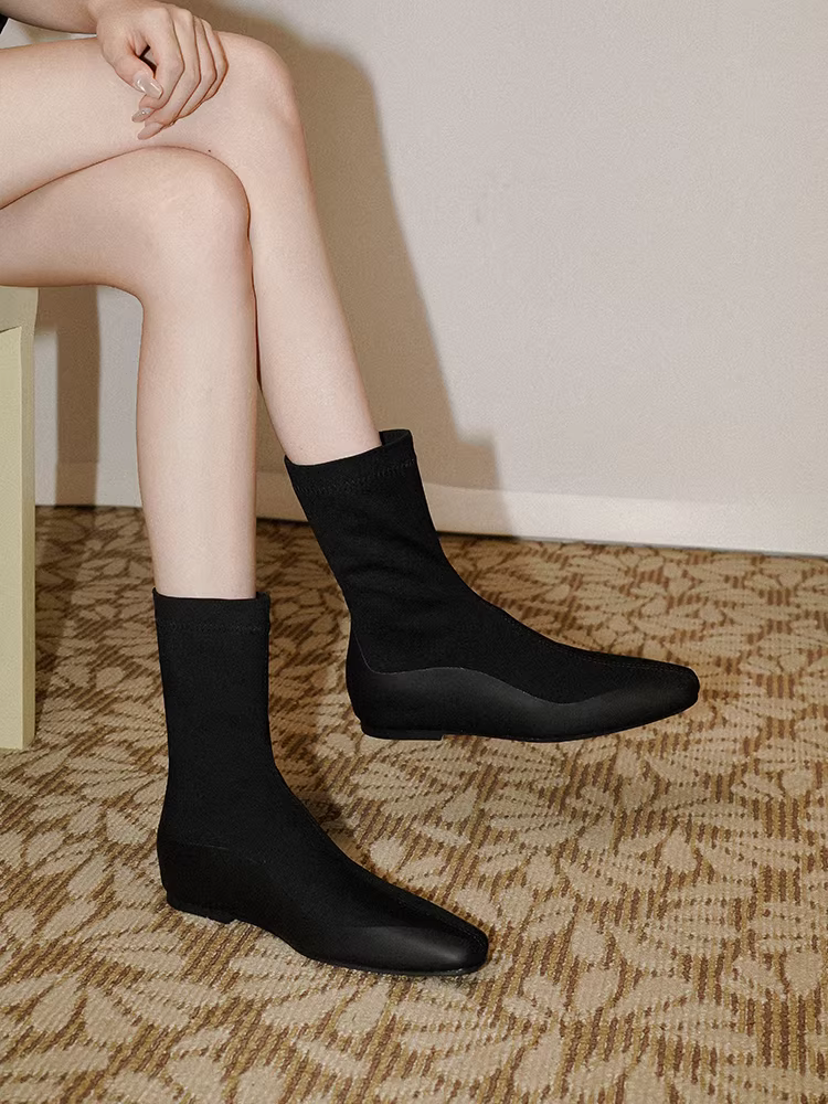 Pear Xiaoqi~ Giày bốt thon gọn co giãn tăng chiều cao dành cho nữ, bốt ngắn mũi vuông đế bằng mới mùa thu đông, bốt thời trang giảm béo đa năng.