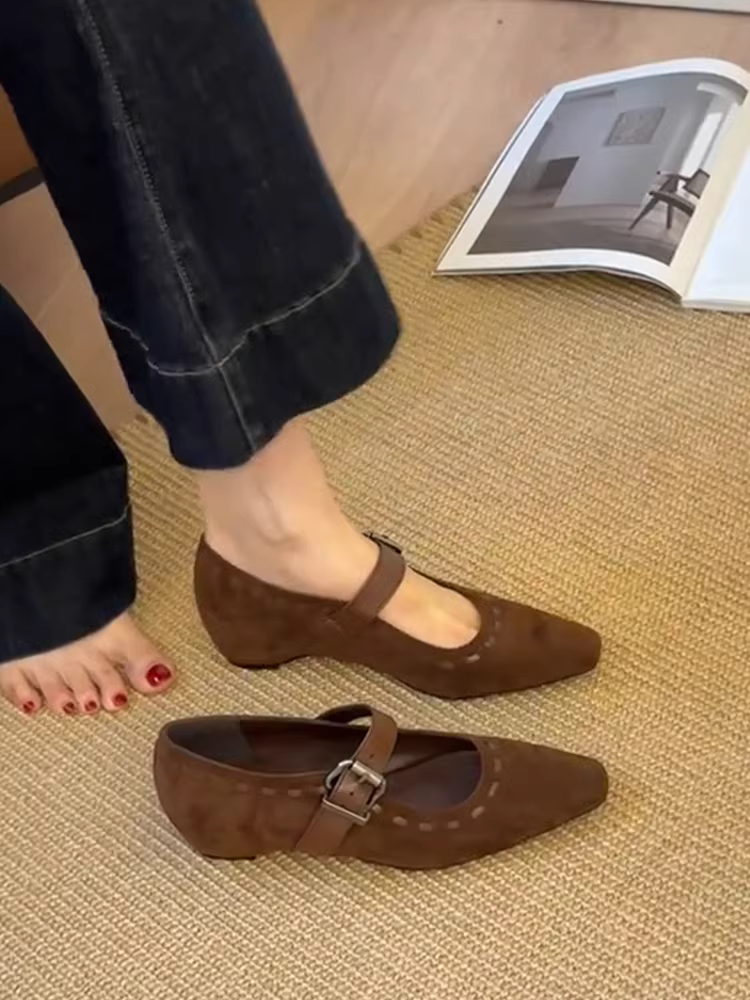 Giày Mary Jane đế xuồng kiểu mới màu đen cổ điển, chất liệu da cừu, quai đơn, mũi vuông, kiểu dáng độc đáo dành cho nữ, chất liệu da lộn.