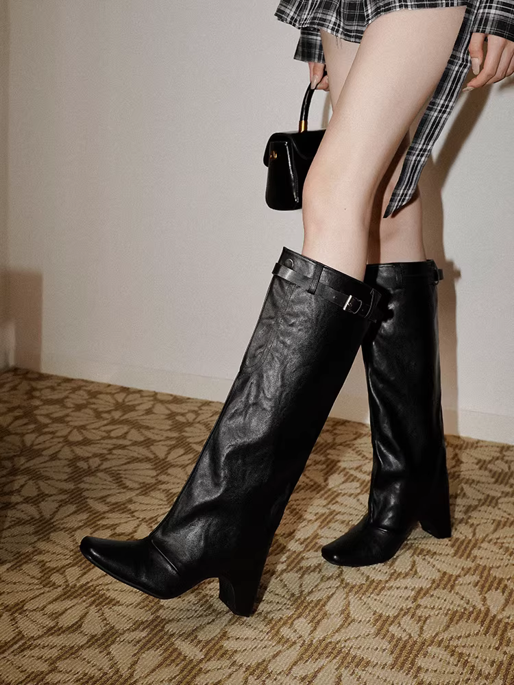 Giày bốt hình quả lê~ Giày bốt thẳng dáng độc đáo dành cho nữ với mũi vuông, khóa thắt lưng thời trang và sành điệu, bốt dài che kín chân.