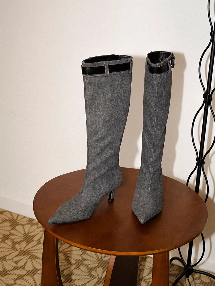 Pear Xiaoqi~ Giày bốt cao gót dài màu xám thanh lịch dành cho nữ, mũi nhọn, có khóa thắt lưng, thiết kế độc đáo, tôn dáng, chân thon, bốt cưỡi ngựa trên đầu gối
