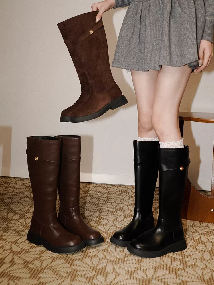 Pear Xiaoqi~ Giày bốt dài đế dày đa năng kiểu cổ điển bằng da thật dành cho nữ có khóa thắt lưng, giúp thon gọn cho đôi chân to, ủng đi xe mùa thu đông trên đầu gối