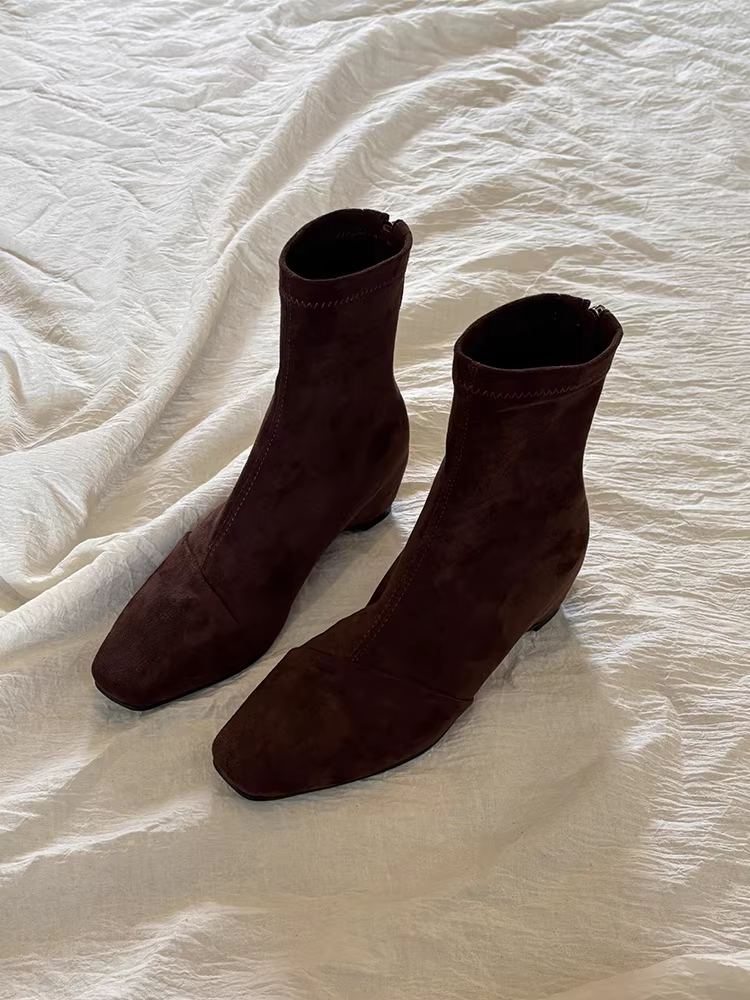 Phiên bản da bò ~ Giày bốt da lộn kiểu cổ điển, kiểu dáng đơn giản, ôm sát chân dành cho nữ, có khóa kéo phía sau, mũi vuông đơn giản, tăng chiều cao và làm thon gọn, kiểu bốt ngắn.